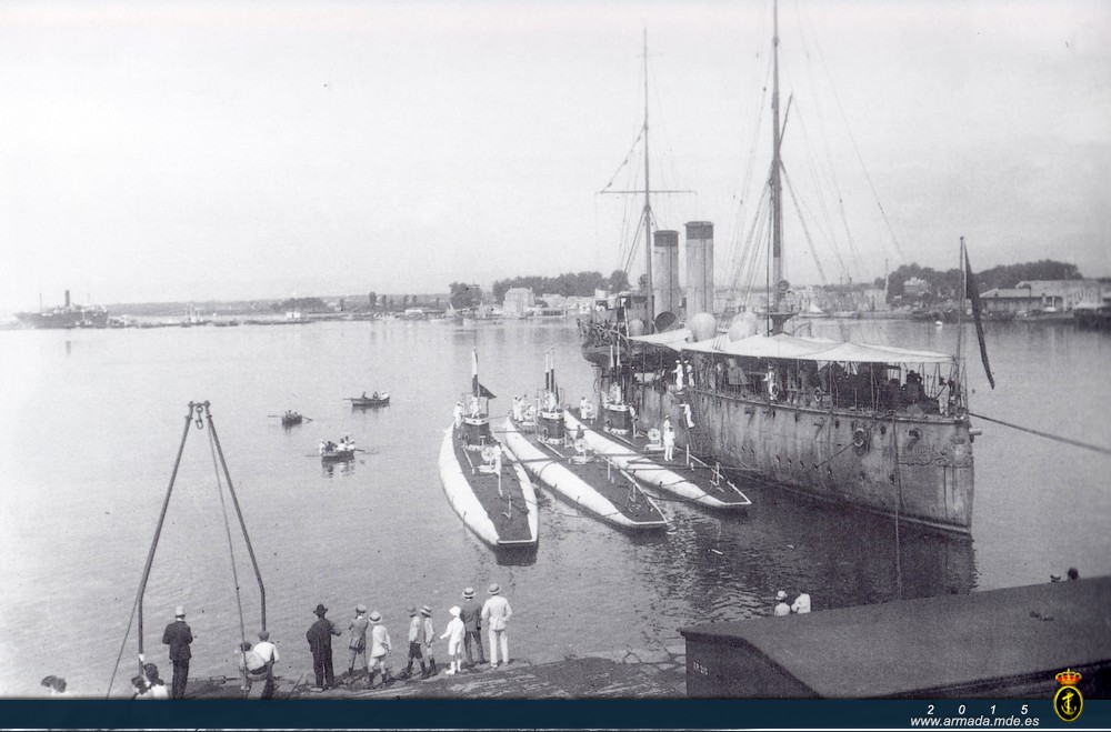 Septiembre de 1917. Los tres submarinos clase A en Tarragona abarloados al crucero "Extremadura" que los escoltó durante el tránsito desde la Spezia.